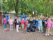 16.09.2022 - Dzieci z naszego przedszkola już po raz kolejny wzięły udział w sprzątaniu okolicy wokół naszego przedszkola włączając się w ten sposób w ogólnopolską akcję „Sprzątanie świata”